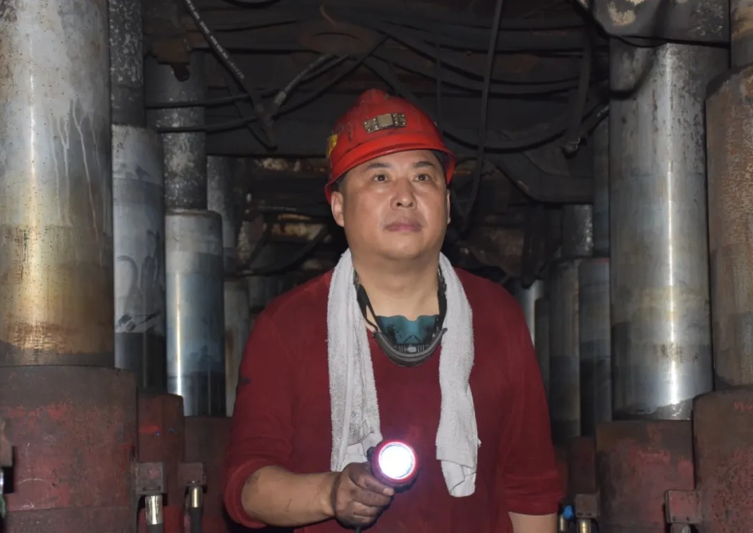 禚照民 公司優(yōu)秀共產(chǎn)黨員標兵、城山礦145綜采隊隊長